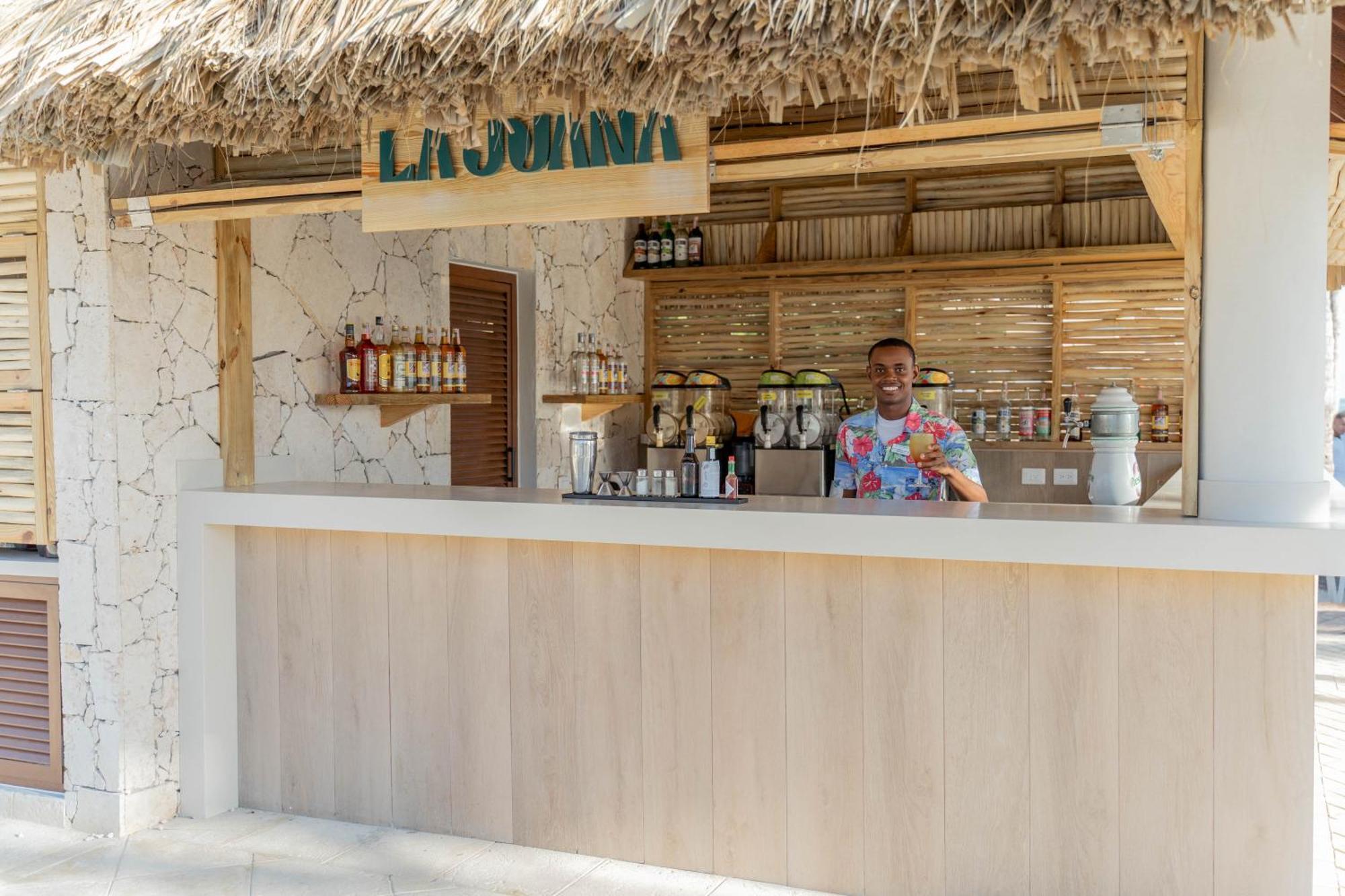 Bahia Principe Grand Punta Cana - All Inclusive Esterno foto A bartender at work