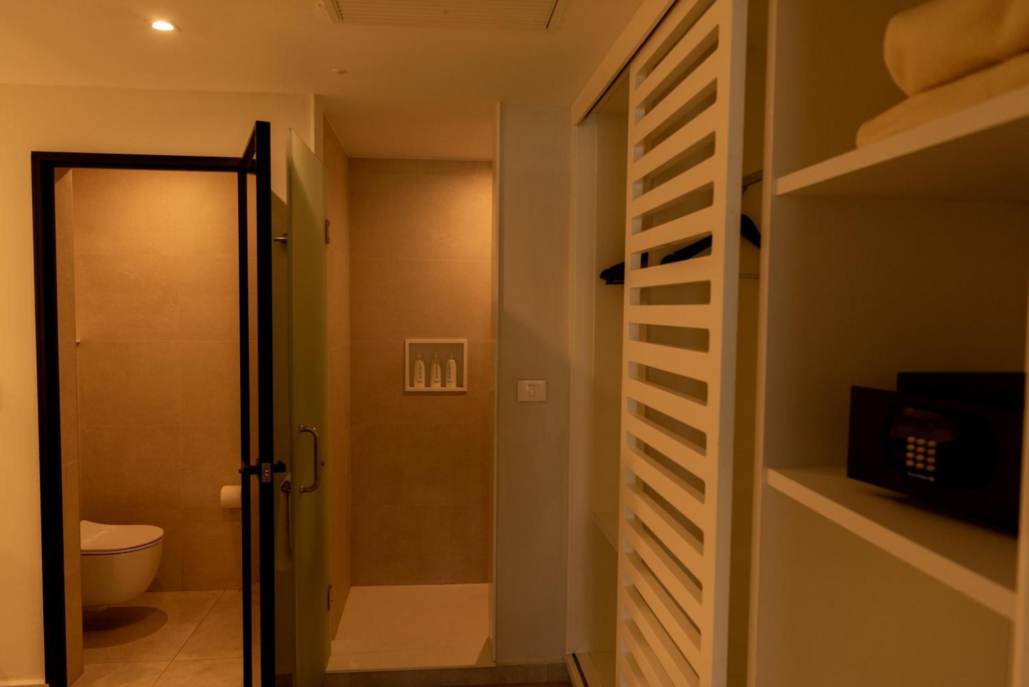 Bahia Principe Grand Punta Cana - All Inclusive Esterno foto A sliding door in a bathroom
